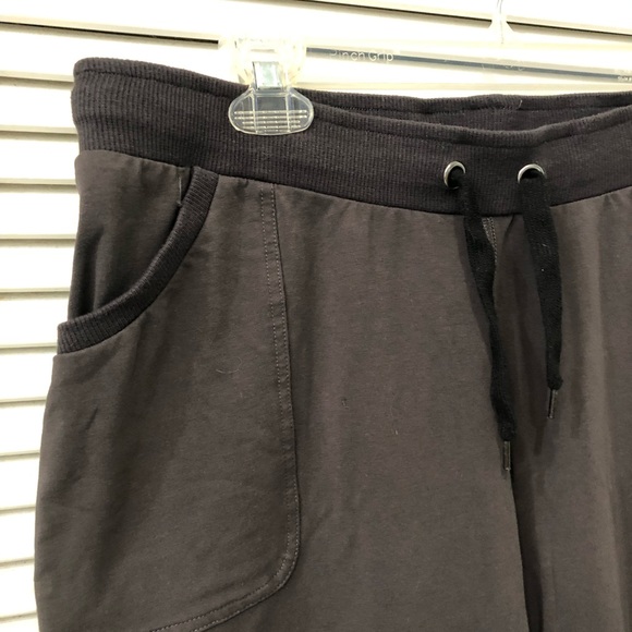 JOGGER CAPRIS with Stretch Waist. Stretchy Jogger Cuffs for ease and comfort! - Picture 4 of 6